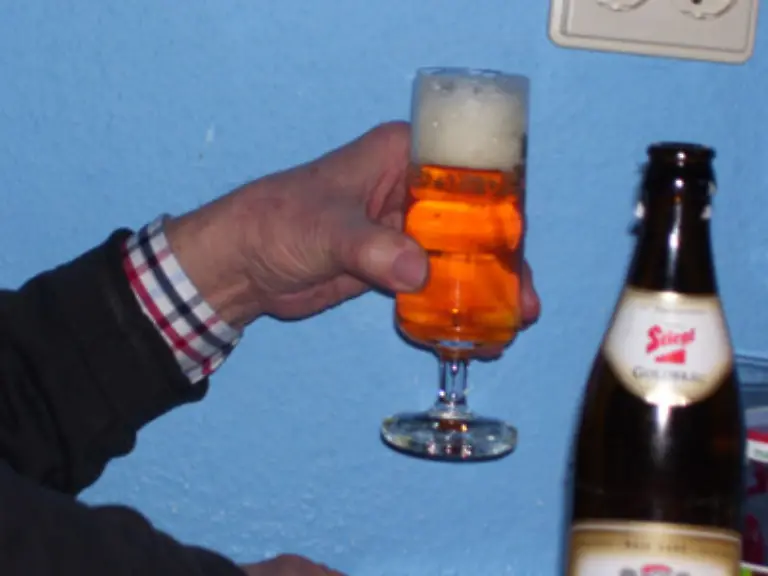 Angesichts-des-Ungemachs-das-in-der-Luft-droht-gibt-sich-manch-ein-Hartgesottener-lieber-schon-im-Vorfeld-die-Kante-Keine-gute-Idee-Wer-stark-alkoholisiert-zum-Flug-antritt-muss-zu-Hause-bleiben-und-hat-auch-kein-Recht-auf-Reisepreiserstattung