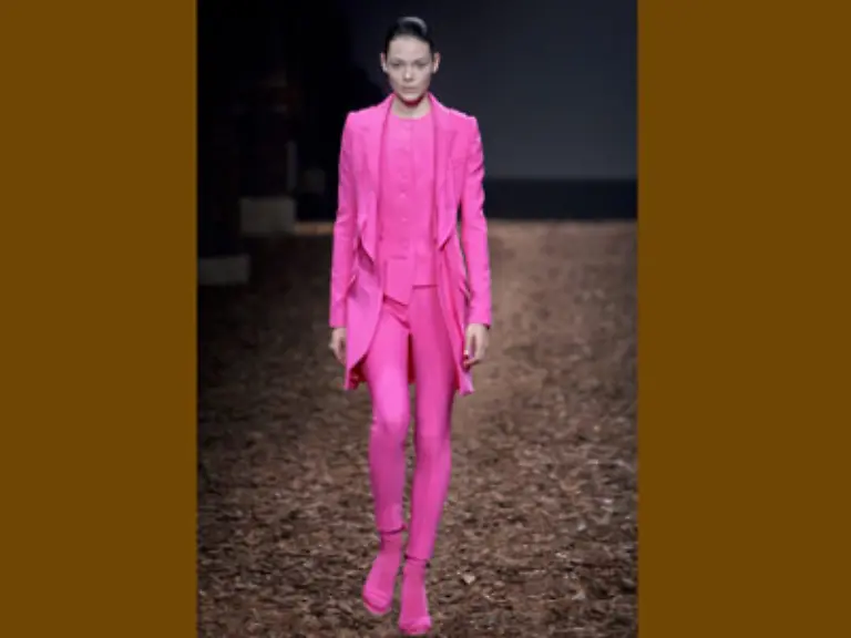 Am-Dienstagabend-bewies-er-in-Paris-mit-seiner-umjubelten-Schau-fuer-Herbst-Winter-2008-2009-fuer-das-Traditionshaus-Givenchy