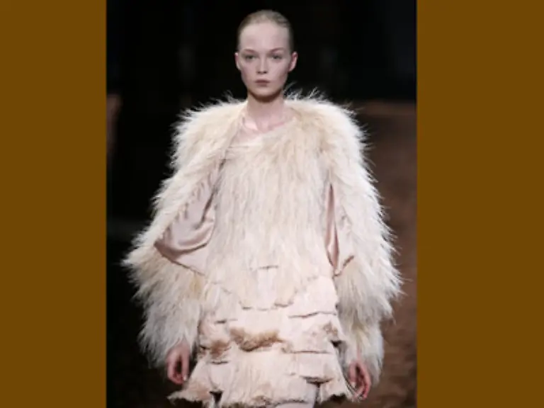 Maentel-und-Stiefel-in-Creme-Braun-Abstufungen-erinnern-an-die-Decken-der-Indios