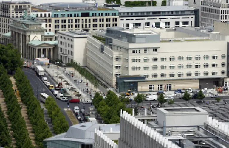 Es-ist-soweit-In-einer-feierlichen-Zeremonie-eroeffnen-die-Vereinigten-Staaten-von-Amerika-am-4-Juli-2008-ihre-neue-Botschaft-in-Berlin