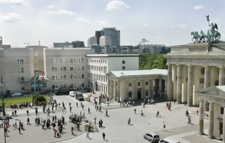 Fast-70-Jahre-nach-dem-Zweiten-Weltkrieg-kehren-die-Amerikaner-an-ihren-historischen-Botschaftsstandort-am-Brandenburger-Tor-zurueck