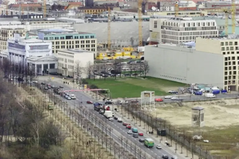 Es-ist-der-Ort-an-dem-noch-vor-19-Jahren-die-Berliner-Mauer-eine-Stadt-Deutschland-und-zwei-politische-Systeme-trennte