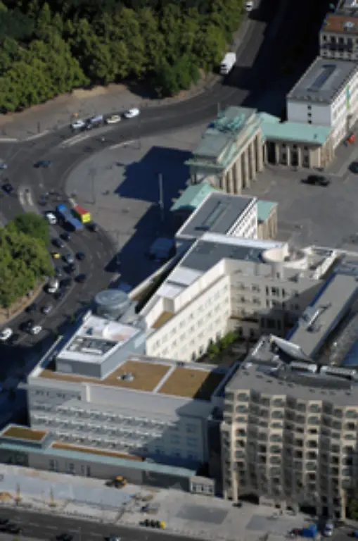 Symbolik-heisst-fuer-Timken-auch-dass-die-Amerikaner-erst-Kriegsgegner-dann-Besatzer-dann-Luftbruecken-Helfer-und-Schutzmacht-West-Berlins-nach-ihrem-Truppenabzug-nun-als-Partner-im-Herzen-der-Hauptstadt-residieren