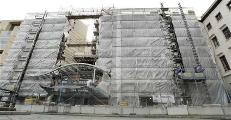 Berliner-Architekturkritiker-haben-bereits-im-Mai-nach-dem-Fall-der-Baugerueste-Unverstaendnis-ueber-die-Anmutung-des-Botschaftsgebaeudes-geaeussert