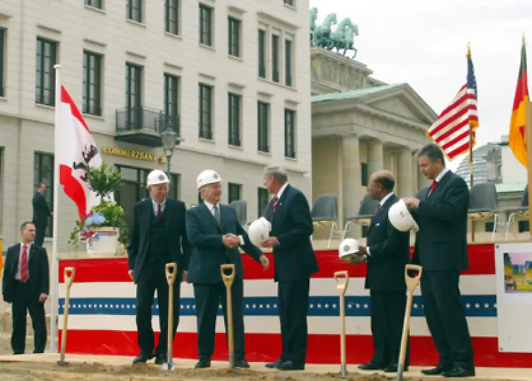Die-Bauarbeiten-fuer-die-Berliner-Botschaft-begannen-nach-jahrelanger-Verzoegerung-erst-im-Oktober-2004-Grund-fuer-die-Verspaetung-war-ein-heftiger-Streit-ueber-die-Sicherheitsvorkehrungen