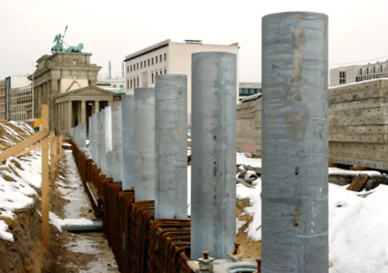 So-war-von-einem-30-Meter-tiefen-Schutzstreifen-der-den-Tiergarten-tangiert-haette-und-von-Pollern-und-Wachhaeusern-die-Rede