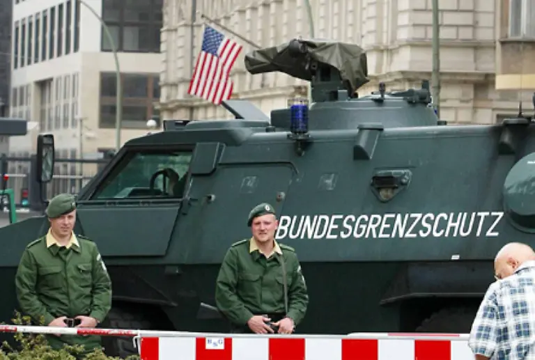 Dieses-Bild-mitsamt-schwer-bewaffneten-Polizisten-bot-sich-Berlinern-und-ihren-Besuchern-jahrelang-am-Boulevard-Unter-den-Linden-wo-die-alte-US-Botschaft-schon-zu-DDR-Zeiten-ihren-Sitz-hatte