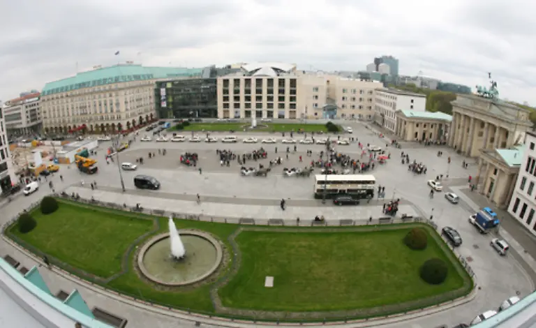 Gegen-eine-festungsartige-Botschaft-am-Pariser-Platz-der-guten-Stube-Berlins-straeubte-sich-der-Senat