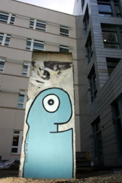Zudem-findet-sich-ein-Stueck-der-Berliner-Mauer-im-Innenhof-der-Botschaft-wieder-133