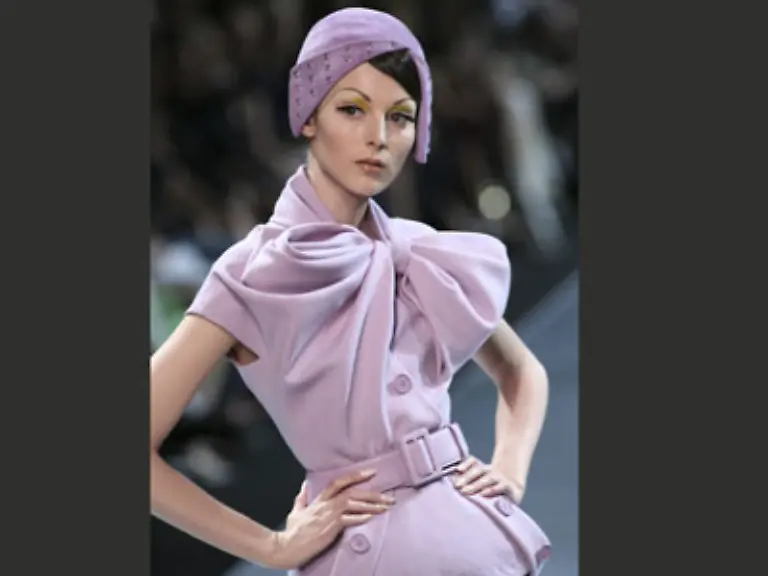Die-perfekt-geschminkten-Models-trugen-deren-katzenhafte-Schoenheit-und-unaufgeregte-Eleganz-zur-Schau-und-praesentierten-dabei-so-atemberaubende-Entwuerfe-dass-Bruni-sich-auch-in-Zukunft-gluecklich-schaetzen-kann-Dior-als-Hofschneider-gewaehlt-zu-haben