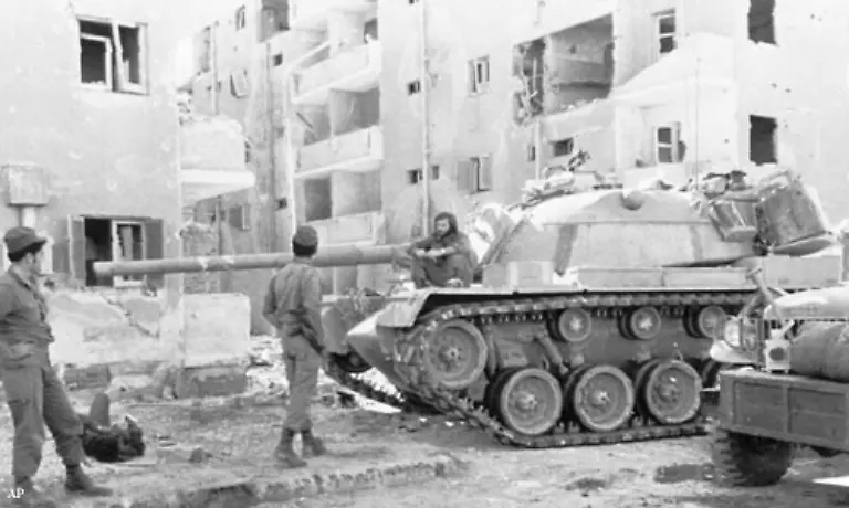 Die-Opec-drosselte-die-Foerderung-deutlich-dieser-Schritt-wird-auch-als-Oelembargo-bezeichnet-Grund-war-die-Niederlage-Aegyptens-und-Syriens-im-Yom-Kippur-Krieg