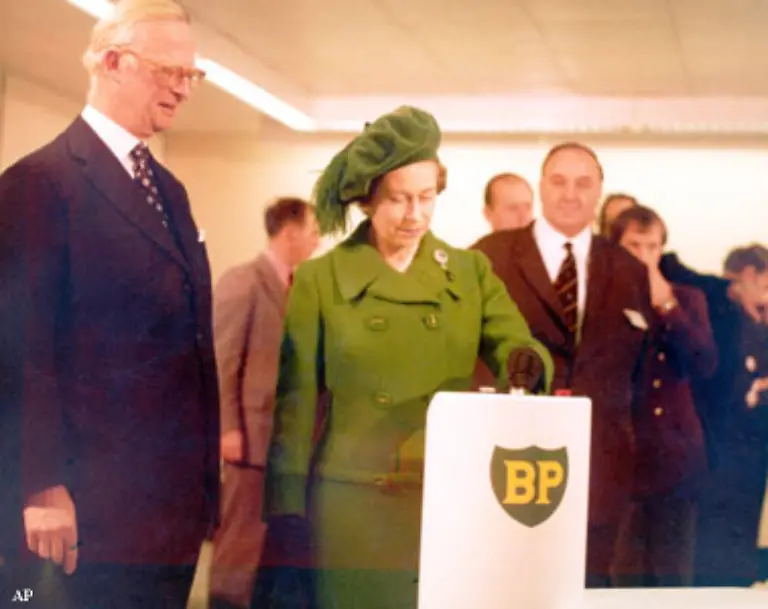 Hatte-der-Oelpreis-1973-noch-im-Schnitt-bei-15-42-Dollar-gelegen-kostete-das-Fass-ein-Jahr-spaeter-schon-knapp-49-Dollar