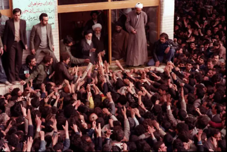 Nach-einem-kurzfristigen-leichten-Rueckgang-verdoppelte-sich-der-Preis-1979-auf-knapp-93-Dollar-Ausloeser-war-die-islamische-Revolution-im-Iran