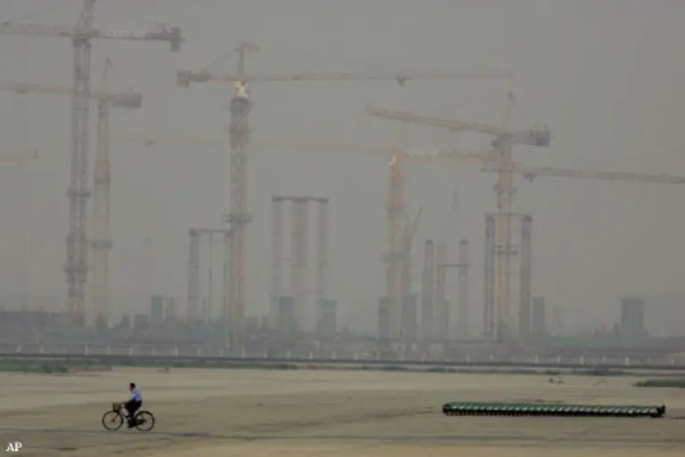 Doch-kurz-darauf-wurde-Oel-immer-teurer-Ein-wichtiger-Grund-ist-der-ungeheure-Wirtschaftsboom-Chinas-2003-kostete-ein-Fass-bereits-32-21-Dollar