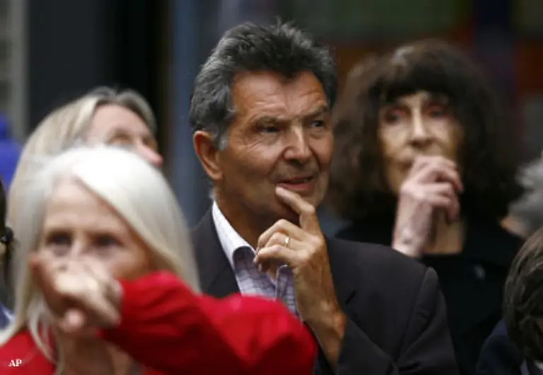 Mitte-September-geraet-der-britische-Hypothekenfinanzierer-Northern-Rock-in-Bedraengnis-was-einen-beispiellosen-Run-der-Anleger-auf-die-Bank-und-eine-Rettungsaktion-des-Finanzministeriums-ausloest-Das-Institut-ist-inzwischen-verstaatlicht
