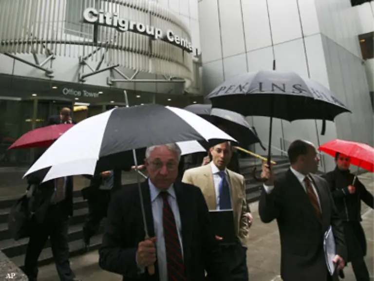 Am-9-Mai-kuendigt-die-US-Bank-Citigroup-an-sich-von-Firmenteilen-und-Vermoegenswerten-ueber-400-Mrd-US-Dollar-zu-trennen-Das-Institut-schrumpft-dadurch-um-ein-Fuenftel-Mit-Abschreibungen-von-knapp-50-Mrd-US-Dollar-ist-es-weltweit-am-staerksten-von-der-Finanzkrise-betroffen
