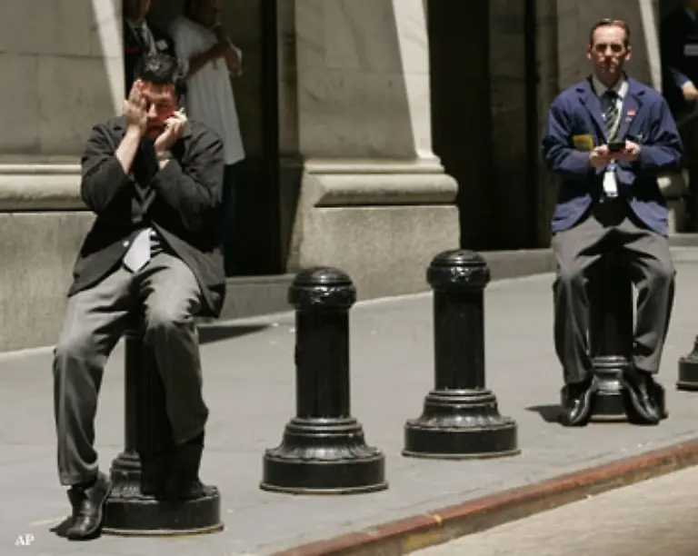 Im-Juni-staerken-mehrere-Banken-wie-etwa-Royal-Bank-of-Scotland-Barclays-und-Fortis-ihre-duenner-gewordene-Kapitaldecke-und-sammeln-Milliarden-bei-Investoren-ein-Wie-zuvor-bei-mehreren-US-Grossbanken-nutzen-Staatsfonds-oftmals-die-Chance-zu-einem-guenstigen-Einstieg