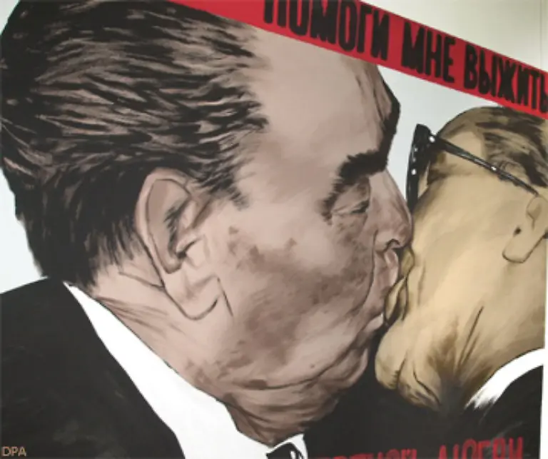 Von-historischer-Bedeutung-war-der-Kuss-zwischen-dem-DDR-Staatschef-Erich-Honecker-r-und-dem-sowjetischen-Parteichef-Leonid-Breschnew
