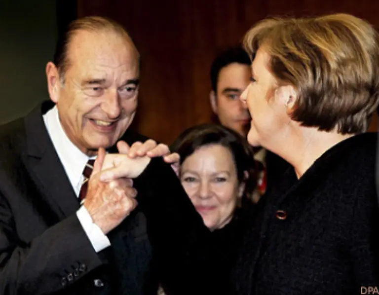Als-Zeichen-der-Verehrung-gibt-es-den-Handkuss-schon-lange