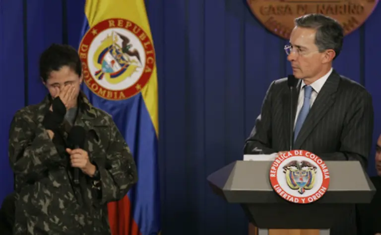 Die-Befreiung-stellt-nach-Einschaetzung-politischer-Beobachter-in-Bogot-eine-schwere-Demuetigung-fuer-die-bereits-geschwaechte-Rebellengruppe-FARC-dar-und-ist-der-bisher-groesste-Triumph-fuer-den-konservativen-Praesidenten-Alvaro-Uribe