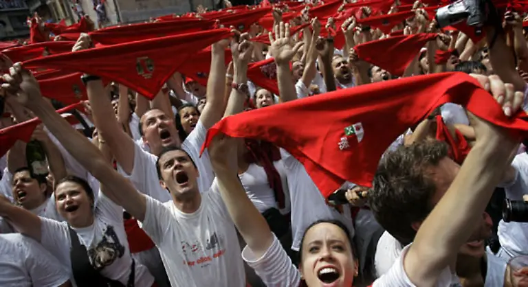 Insgesamt-werden-bis-zum-14-Juli-eine-Million-Touristen-zu-den-204-Stunden-Fiesta-ohne-Pause-erwartet-Pamplona-selbst-hat-lediglich-185-000-Einwohner