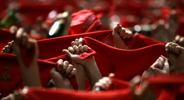 Gekleidet-waren-sie-mit-der-traditionellen-Tracht-weisse-Hose-weisses-Hemd-rote-Schaerpe-und-rotes-Halstuch