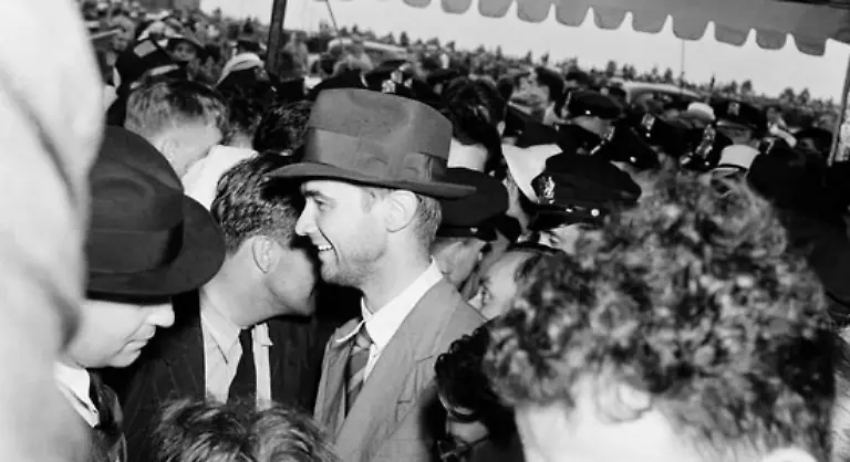 Die-Euphorie-gilt-ihm-Howard-Hughes-Exzentriker-Millionaer-Hollywood-Legende-und-Luftfahrt-Pionier