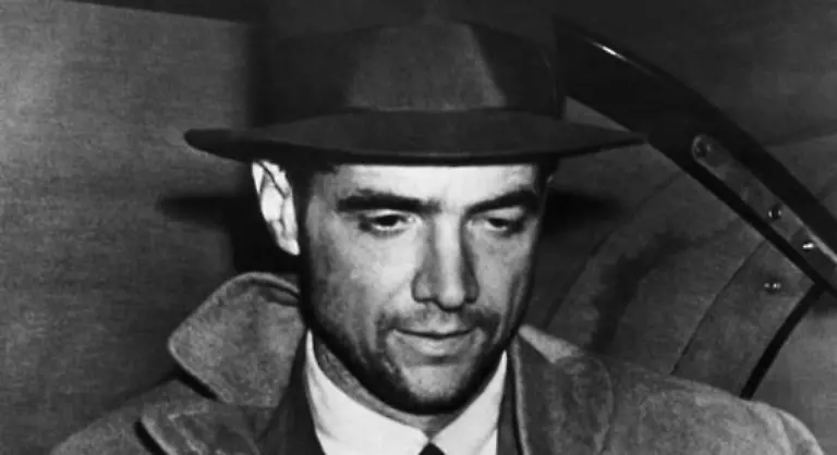 Hughes-ist-fasziniert-von-der-Filmindustrie-Mit-seinem-Vermoegen-im-Ruecken-geht-er-in-den-20er-Jahren-nach-Hollywood-und-produziert-Filme-Einige-floppen-andere-werden-Kassenschlager