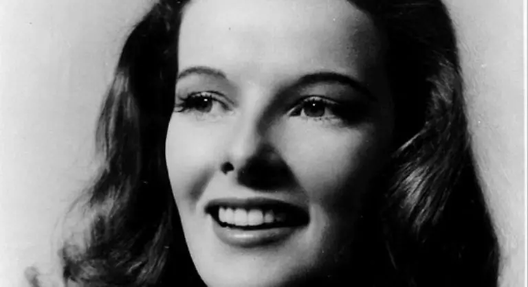 Hughes-der-unter-anderem-mit-Schauspielerin-Katharine-Hepburn-ein-Verhaeltnis-hat-gelingt-mit-Hell-s-Angels-ein-Riesenerfolg