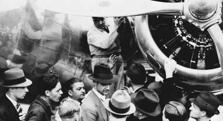 Der-Streifen-handelt-von-Piloten-im-Ersten-Weltkrieg-Durch-aufwendige-Technik-und-spektakulaere-Stunts-wird-der-Film-mit-etwa-vier-Millionen-Dollar-Produktionskosten-der-bis-dahin-teuerste-Film-Hollywoods