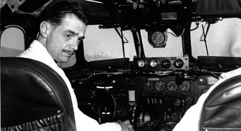 Gleichzeitig-zu-seinen-Aktivitaeten-im-Filmgeschaeft-entwickelt-der-passionierte-Pilot-Flugzeuge