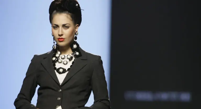 So-zeigte-sie-fuer-die-kommende-Herbst-Winter-Saison-elegante-Kostueme-mit-taillierten-Jacken
