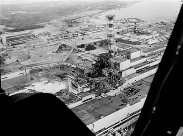 Damals-zerstoerte-eine-schwere-Explosion-den-Reaktorblock-IV-des-ukrainischen-Kernkraftwerks-und-erschuetterte-nachhaltig
