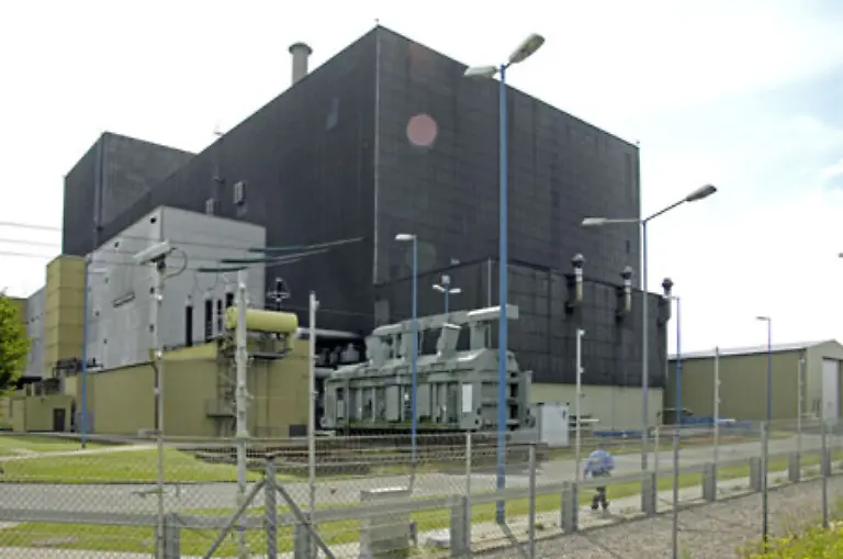 Dezember-2001-Eine-Wasserstoffexplosion-verursacht-im-Atomkraftwerk-Brunsbuettel-einen-Stoerfall-Der-Reaktor-wird-erst-auf-Draengen-der-Kontrollbehoerden-im-Februar-2002-zur-Inspektion-vom-Netz-genommen