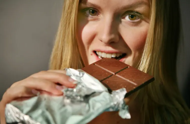 Dunkle-Schokolade-hilft-mehr-beim-Abnehmen-als-helle-Stimmt-nicht-In-beiden-Schokoladen-ist-ein-hoher-Anteil-an-Fett-und-Zucker-zu-finden