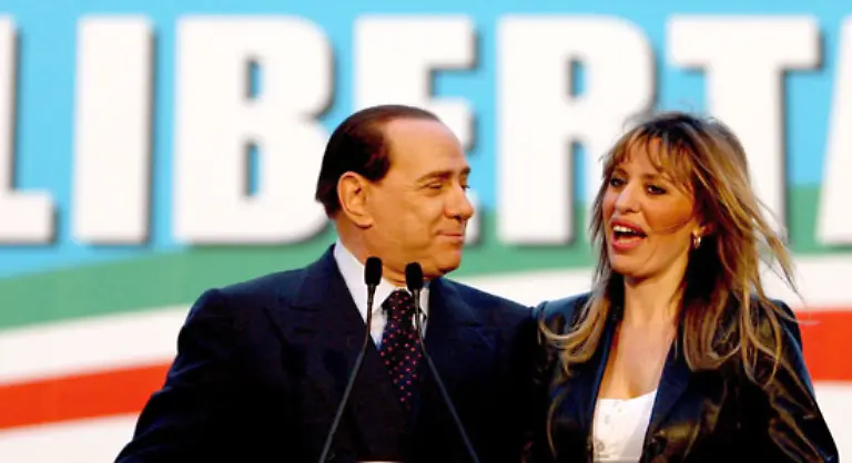 Im-Ausland-ist-Berlusconis-Ruf-laengst-ruiniert-Er-vertrete-ein-Land-das-bekannt-ist-fuer-Korruption-und-Lasterhaftigkeit-In-Italien-werde-Berlusconi-von-vielen-gehasst-und-als-politischer-Dilettant-angesehen