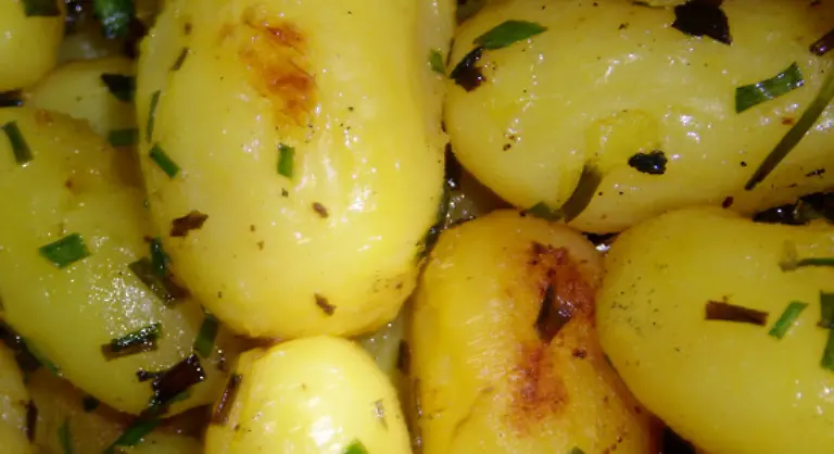 Die-Kartoffel-ist-ein-ballaststoff-und-vitaminreiches-Gemuese-das-positive-Auswirkungen-auf-den-Koerper-hat-allerdings-nur-wenn-sie-nicht-in-Fett-gebraten-ist