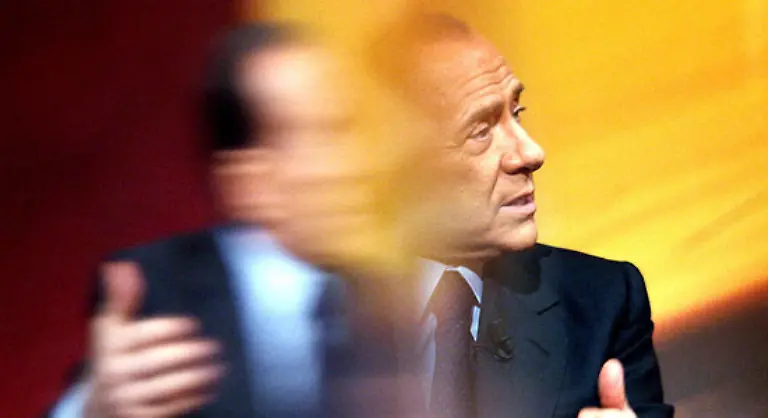 Ein-weiterer-Kritikpunkt-ist-seine-Medien-Macht-Das-italienische-Fernsehduopol-aus-RAI-und-Berlusconis-Mediaset-wird-von-90-Prozent-der-Zuschauer-verfolgt-und-strahlt-97-Prozent-der-Fernsehwerbung-aus