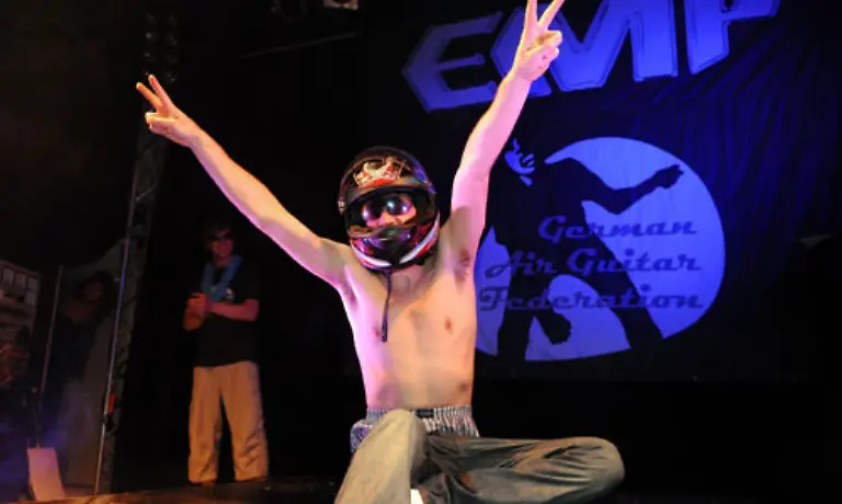 Seine-Performance-des-Kid-Rock-Songs-So-hott-brachte-ihm-als-Preis-eine-echte-Gitarre