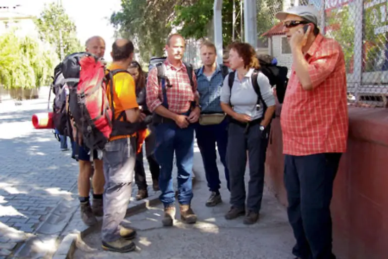 Der-48-jaehrige-Martin-S-der-33-jaehrige-Lars-Holger-R-und-der-65-jaehrige-Helmut-H-waren-unterwegs-mit-einer-Gruppe-des-Deutschen-Alpenvereins-im-Bild-die-anderen-Reisenden-als-sie-am-8-Juli