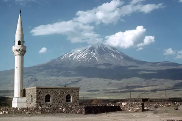 auf-dem-Berg-Ararat-in-der-Tuerkei-von-Kaempfern-der-kurdischen-Rebellenorganisation-PKK-ueberfallen-wurden-Wie-am-20-Juli-bekannt-wird-kommen-sie-nicht-unweit-des-Berges-auch-wieder-frei