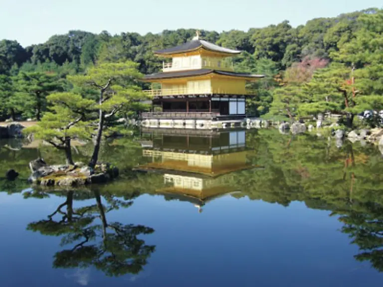 Der-Kinkai-ji-oder-Goldene-Pavillon-ist-der-bekannteste-Tempel-im-japanischen-Kyoto-1950-fiel-er-einem-Brandanschlag-zum-Opfer-seit-1994-gehoert-er-zum-Weltkulturerbe