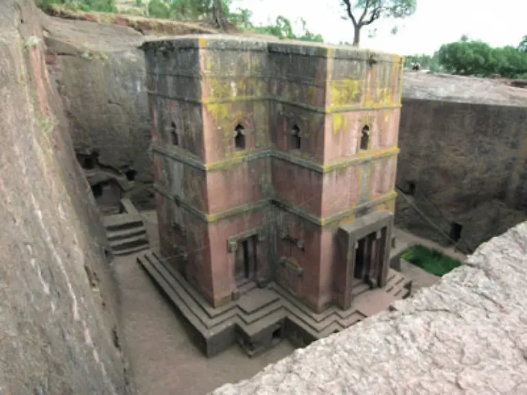 Lalibela-in-Aethiopien-ist-durch-seine-Felsenkirchen-beruehmt-Sie-wurden-in-rote-Basaltlava-geschlagen-und-entstanden-um-das-12-und-13-Jahrhundert