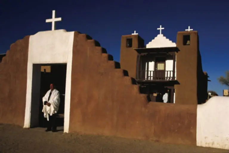 Das-vermutlich-aelteste-Dorf-der-USA-Taos-Pueblo-steht-im-Bundesstaat-New-Mexico-Gebaut-wurde-es-im-10-Jahrhundert-von-Anasazin-Indianern