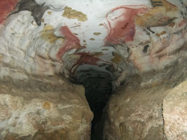 Die-Grotten-des-Vzre-Tals-in-Frankreich-enthalten-einige-der-aeltesten-Kunstwerke-aus-Menschenhand-Die-Hoehlenmalereien-sind-um-die-17-000-Jahre-alt-1963-mussten-die-Grotten-geschlossen-werden-da-die-Bilder-durch-die-Besucher-beschaedigt-wurden