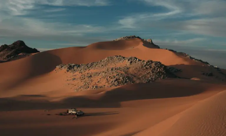 So-sind-die-karge-Vegetation-und-die-trockenen-Boeden-der-Naturparks-Air-und-Tnr-in-Niger-durch-Ueberweidung-und-Erosion-bedroht
