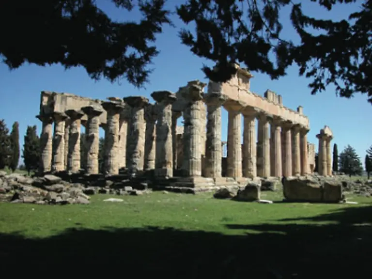 Der-Tempel-des-Zeus-in-Libyen-das-groesste-Pantheon-ausserhalb-Athens-broeckelt-erneut-trotz-eines-Restaurationsversuches-mit-Beton-und-Eisen-in-den-1960er-Jahren
