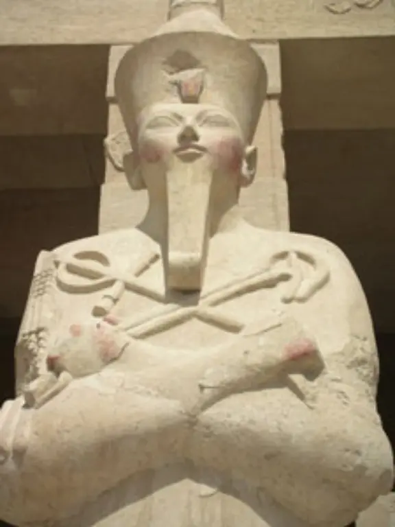 Im-antiken-Theben-in-Aegypten-steht-die-Statue-der-Koenigin-Hatshepsut-vor-dem-Tempel-Dayr-al-Bahri-auch-er-gehoert-zu-den-gefaehrdeten-Staetten