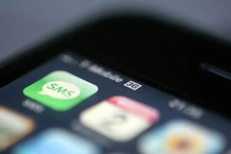 Das-3G-kann-mehr-als-sein-Vorgaenger-und-kostet-etwas-weniger-Eigentlich-soll-es-in-Deutschland-nur-mit-T-Mobile-Vertrag-erhaeltlich-sein-Wer-sucht-findet-die-16-GB-Variante-aber-auch-ohne-Vertrag-ab-etwa-600-Euro