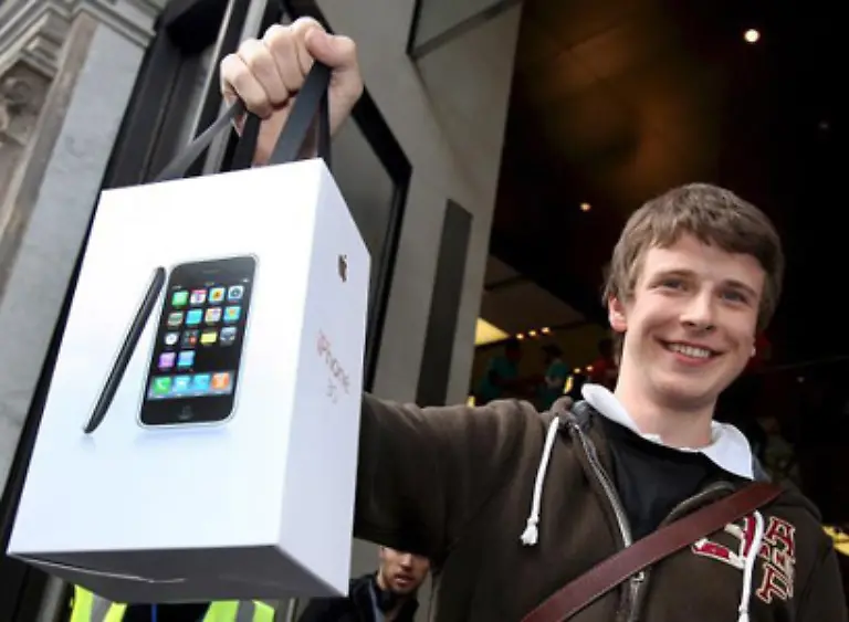 Wer-dann-endlich-eins-ergattern-konnte-praesentierte-es-stolz-Dabei-ist-es-eher-ein-teures-Vergnuegen-Deshalb-hier-viele-Alternativen-zum-neuen-iPhone-in-alphabetischer-Reihenfolge
